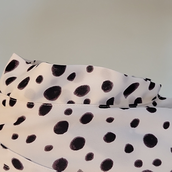Loft black and white spotted sleeveless blouse.  Size is Small - Picture 6 of 8